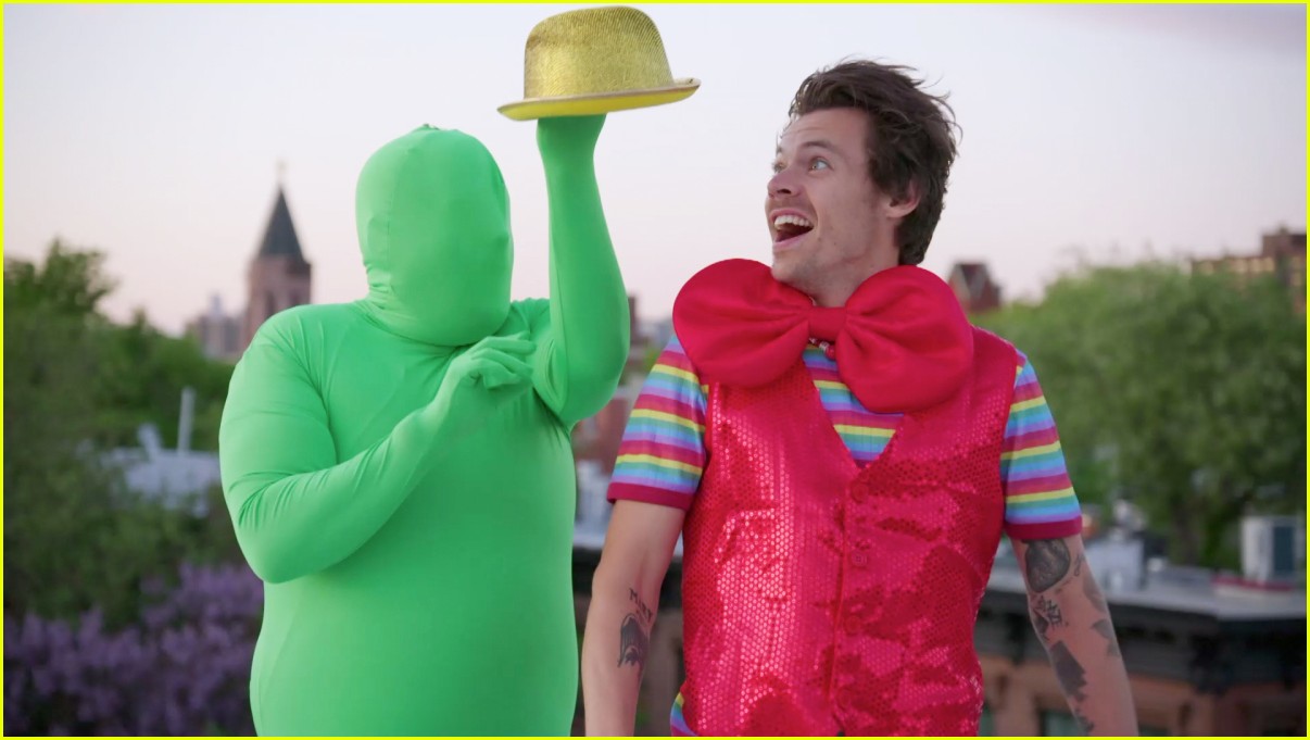 Harry Styles Takes Over Random Fans' Apartment to Film 'Daylight' Music Video - Watch!