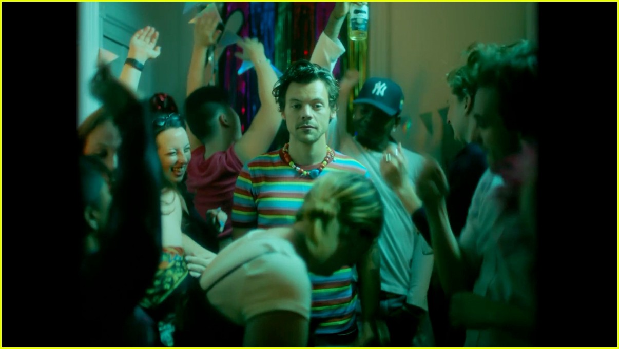 Harry Styles Takes Over Random Fans' Apartment to Film 'Daylight' Music Video - Watch!
