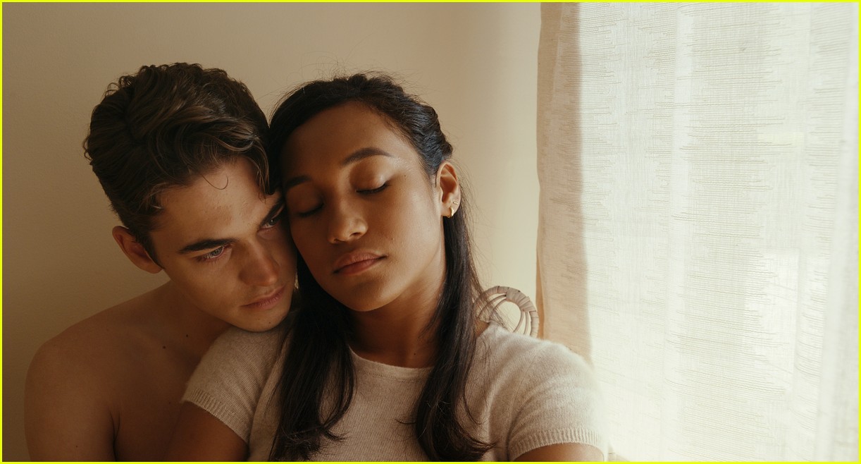 Hero Fiennes Tiffin & Sydney Park Star In 'First Love' Trailer - Watch Now!
