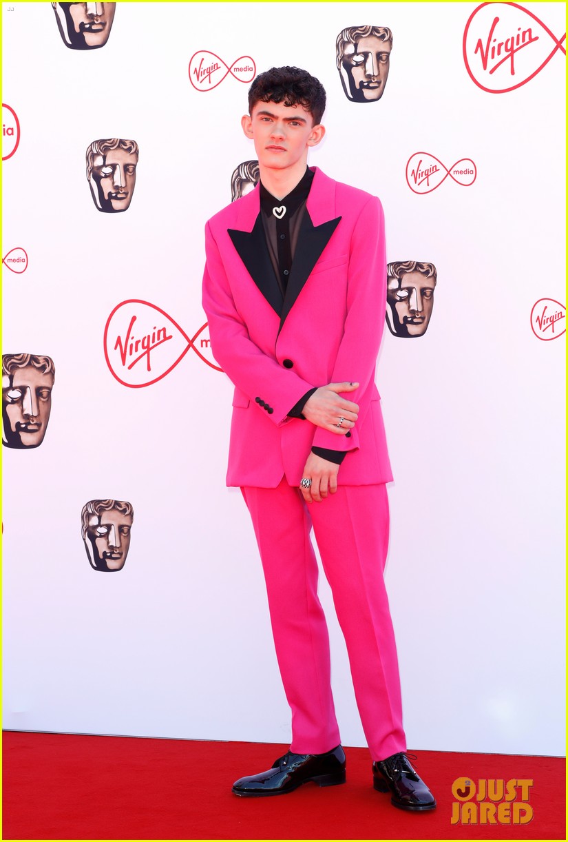 Heartstopper's Joe Locke & Olivia Colman Suit Up To Present at BAFTAs