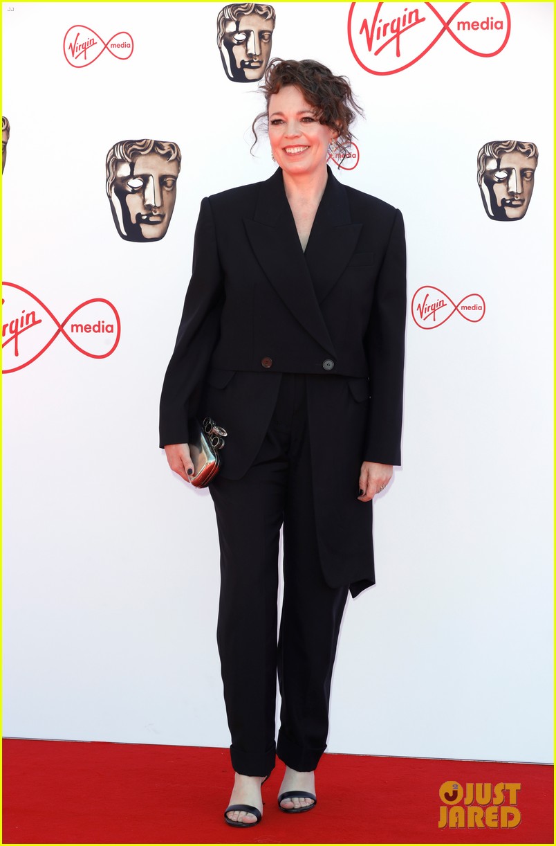 Heartstopper's Joe Locke & Olivia Colman Suit Up To Present at BAFTAs