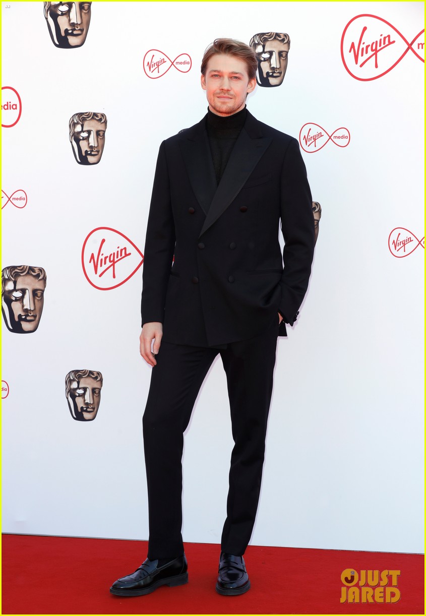 Heartstopper's Joe Locke & Olivia Colman Suit Up To Present at BAFTAs