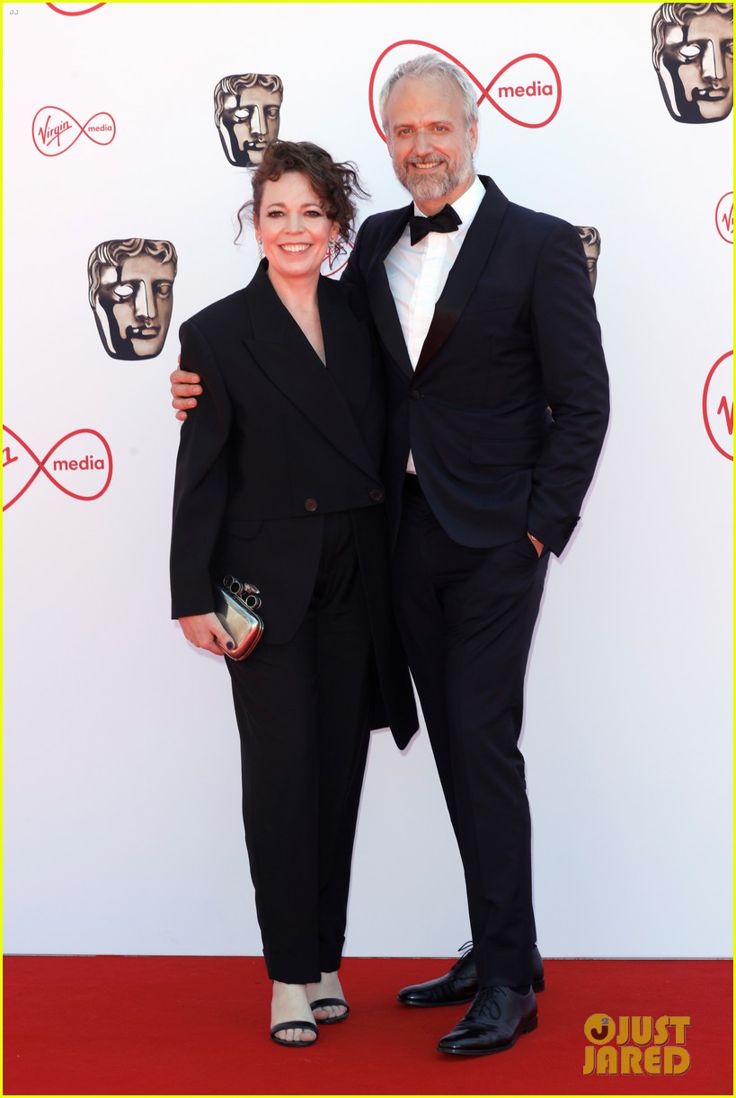 Heartstopper's Joe Locke & Olivia Colman Suit Up To Present at BAFTAs