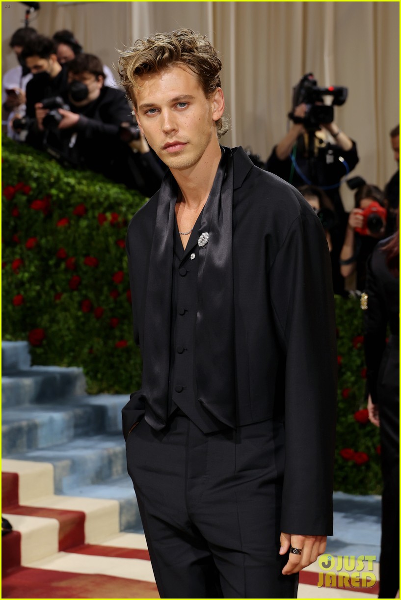 Kaia Gerber & Austin Butler Make Red Carpet Debut as a Couple at Met Gala 2022