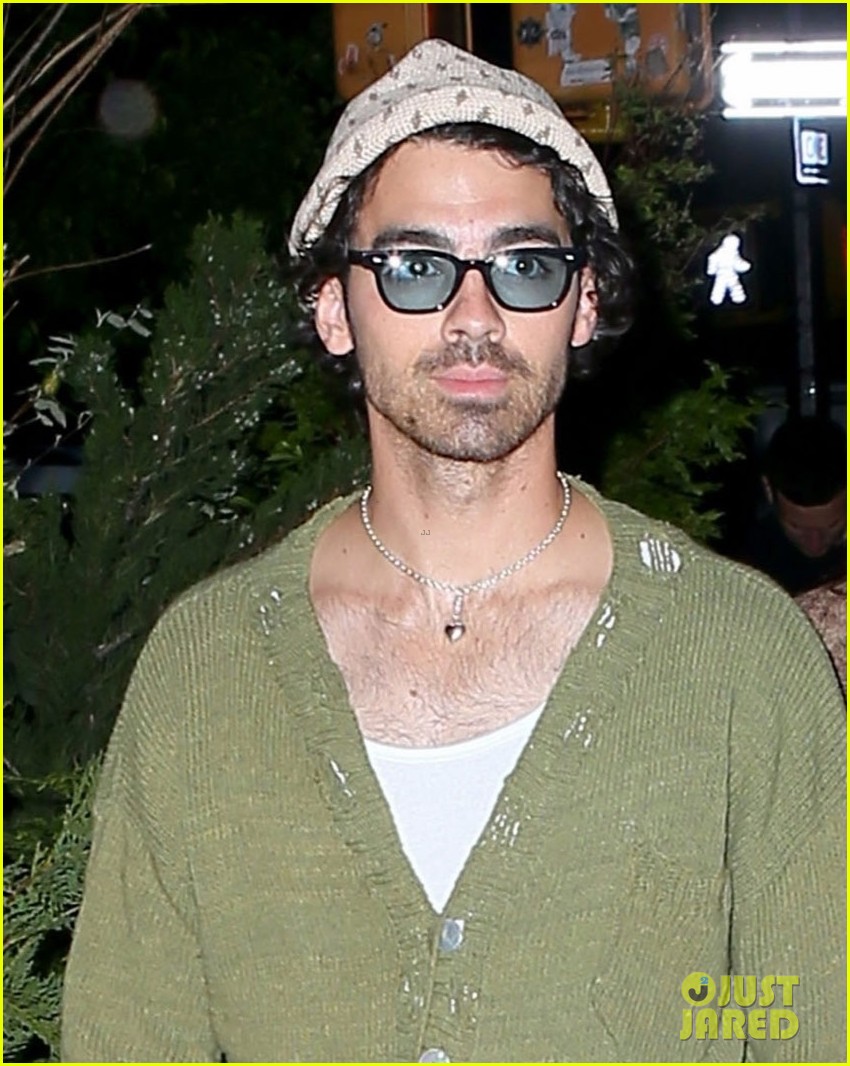 Joe Jonas & Pregnant Wife Sophie Turner Grab Dinner in NYC