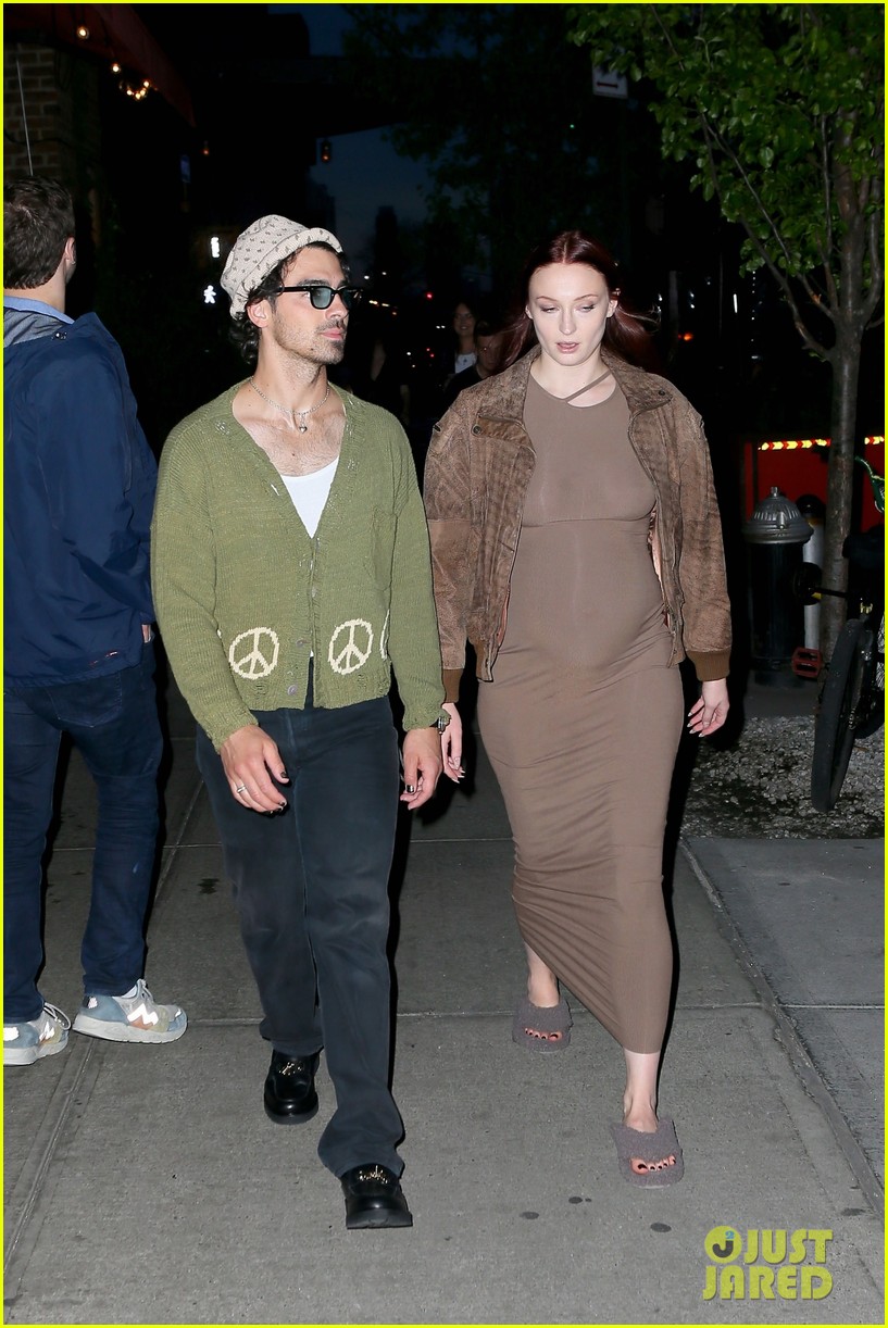 Joe Jonas & Pregnant Wife Sophie Turner Grab Dinner in NYC