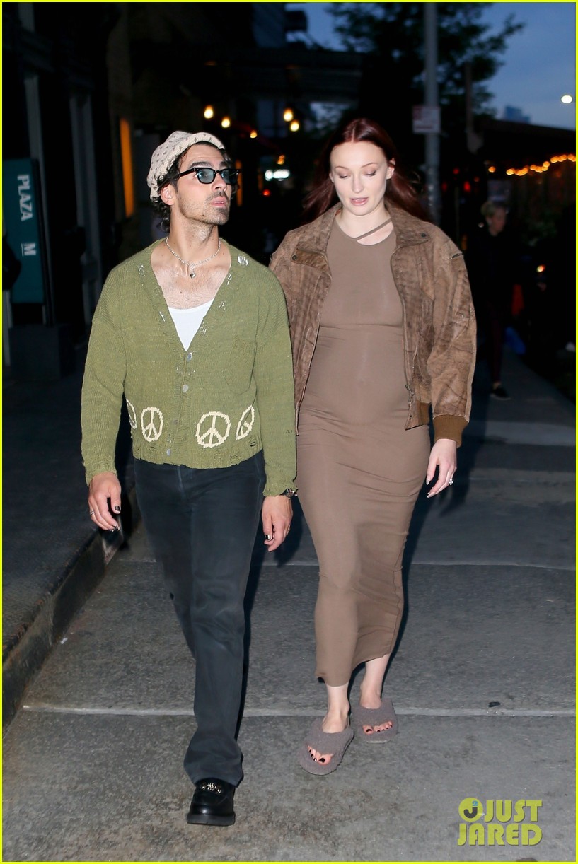 Joe Jonas & Pregnant Wife Sophie Turner Grab Dinner in NYC