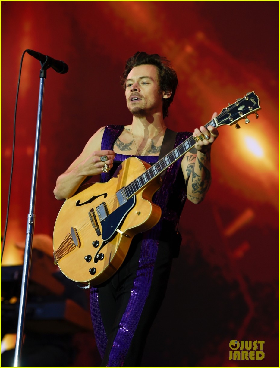 Harry Styles Closes Out Big Weekend Music Festival in England!