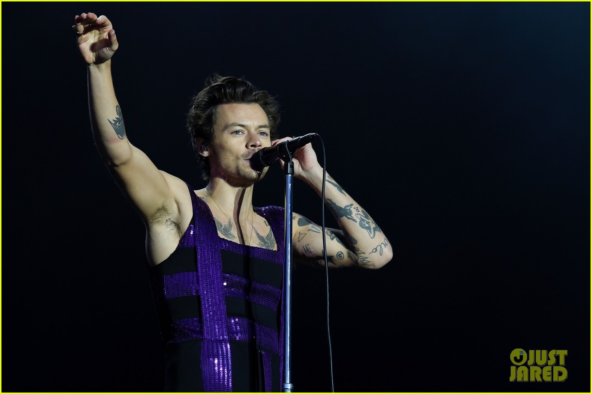 Harry Styles Closes Out Big Weekend Music Festival in England!