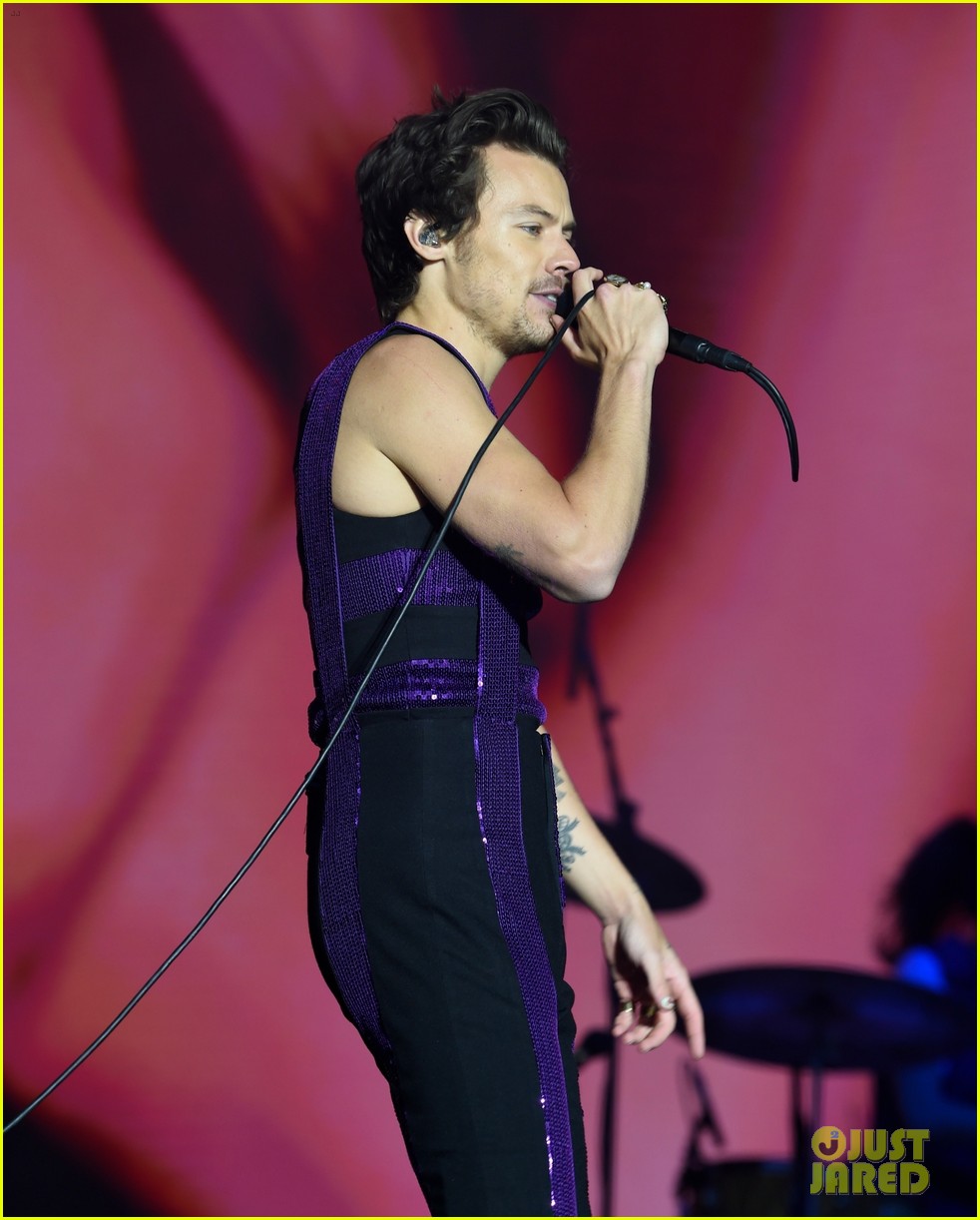 Harry Styles Closes Out Big Weekend Music Festival in England!