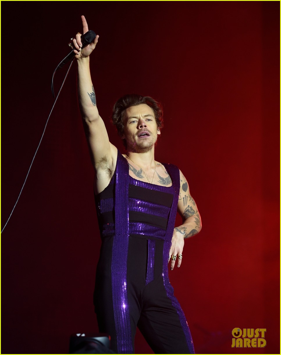 Harry Styles Closes Out Big Weekend Music Festival in England!