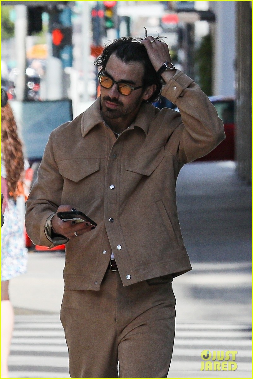 Joe Jonas Does Some Shopping with Pregnant Wife Sophie Turner