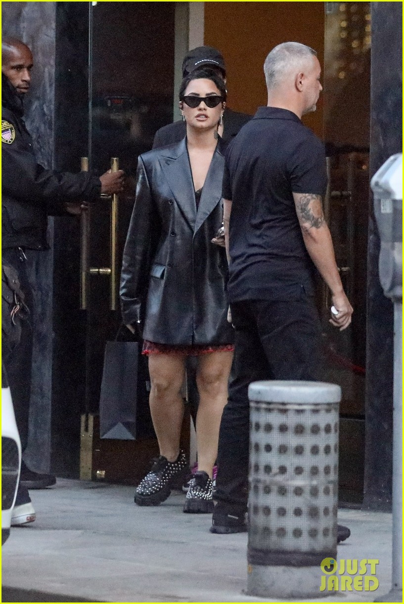 Demi Lovato Goes Shopping in Beverly Hills With Some Friends