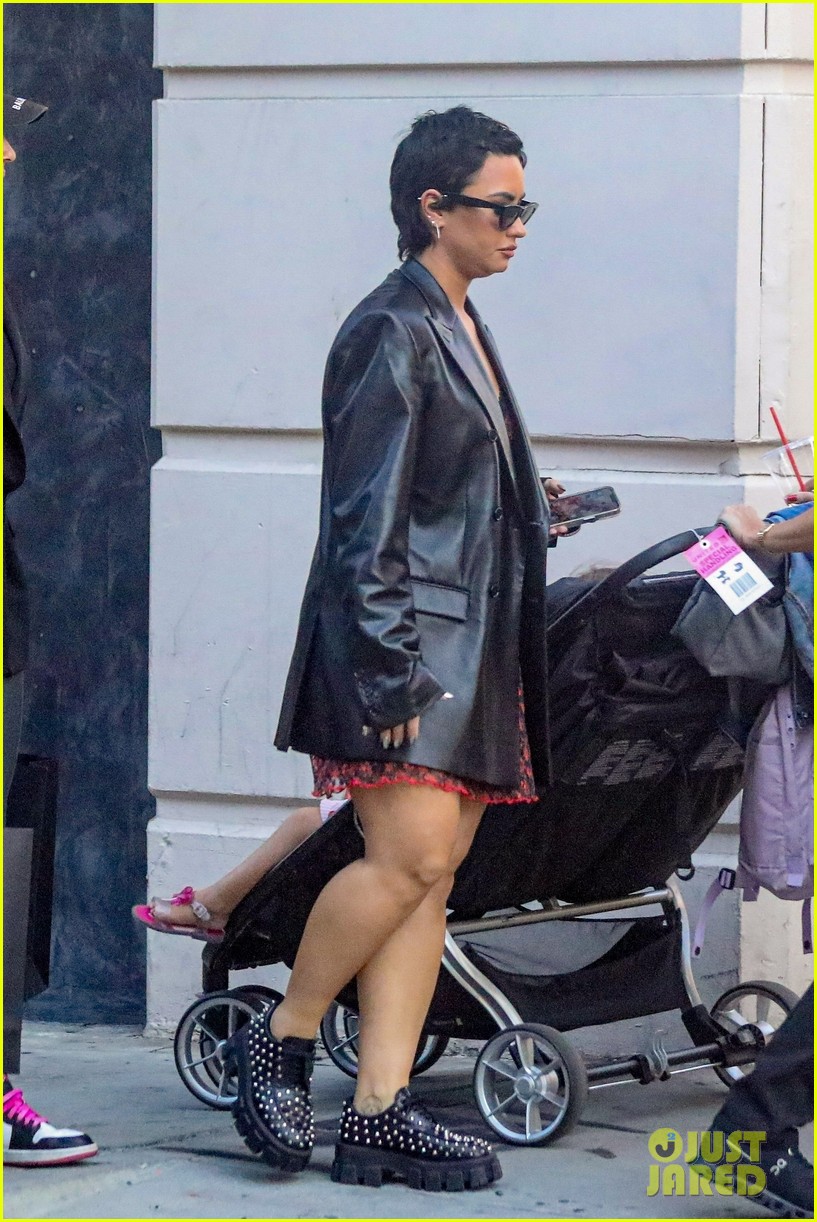 Demi Lovato Goes Shopping in Beverly Hills With Some Friends
