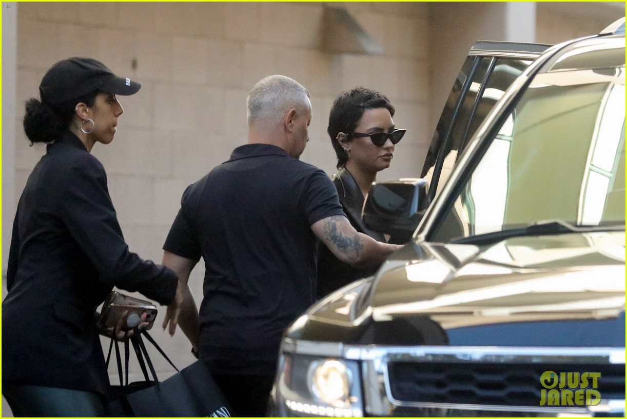 Demi Lovato Goes Shopping in Beverly Hills With Some Friends