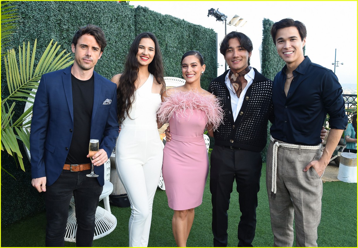 'Are You Afraid of the Dark?: Ghost Island' Stars Snap Cute Selfie at Premiere