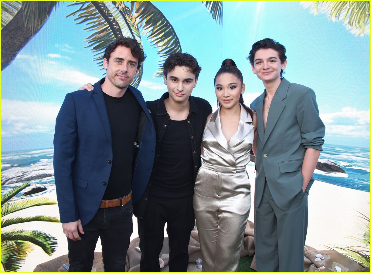 'Are You Afraid of the Dark?: Ghost Island' Stars Snap Cute Selfie at Premiere