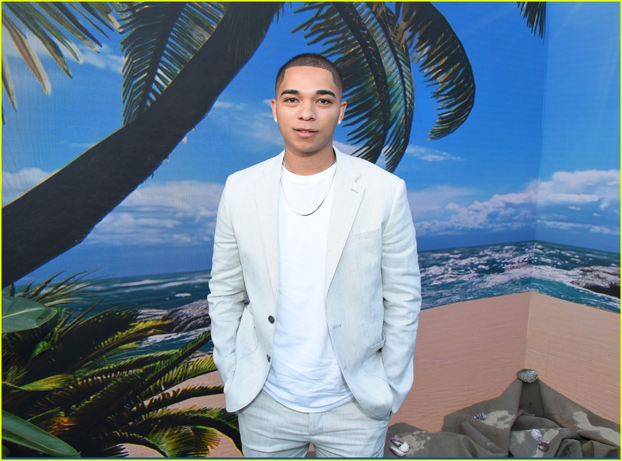 'Are You Afraid of the Dark?: Ghost Island' Stars Snap Cute Selfie at Premiere