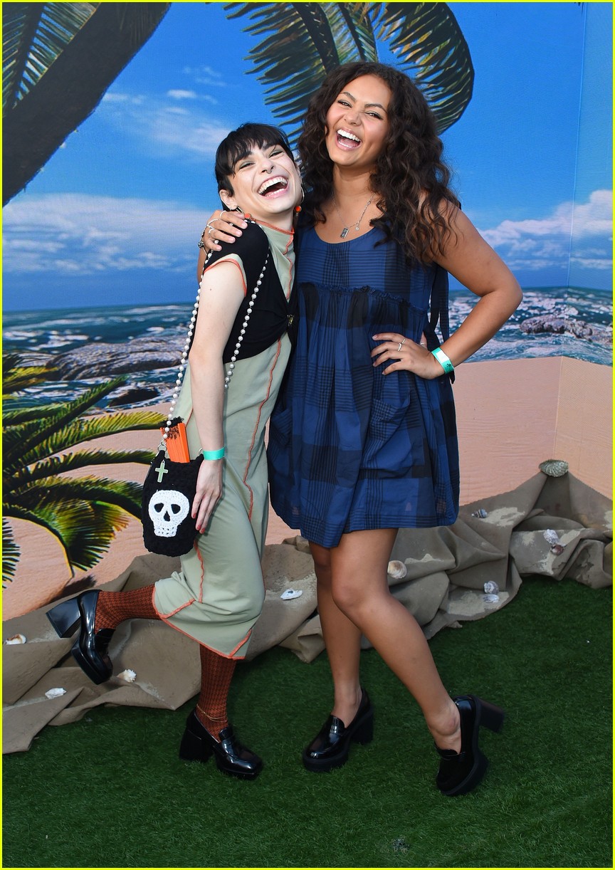 'Are You Afraid of the Dark?: Ghost Island' Stars Snap Cute Selfie at Premiere