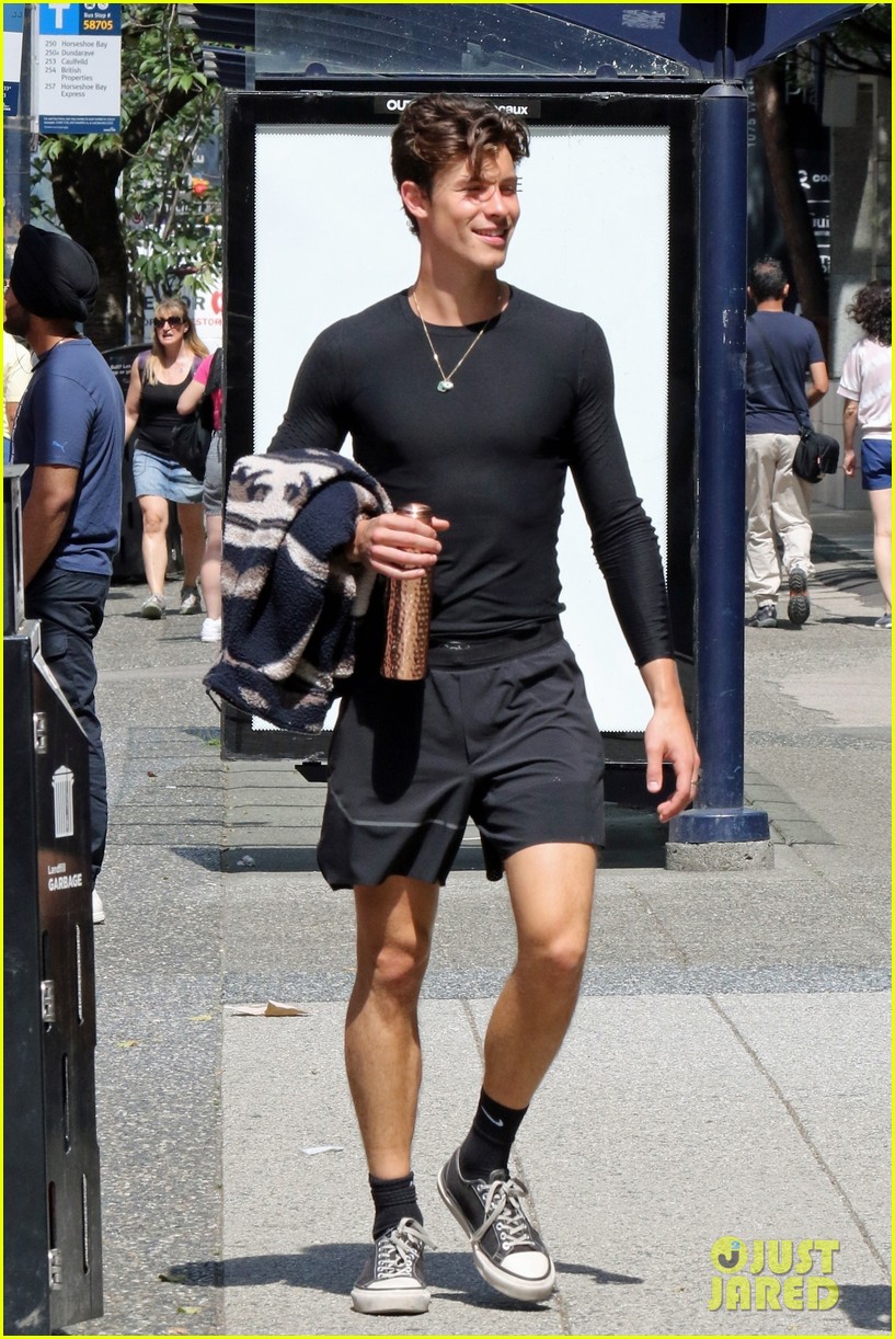 Shawn Mendes Chats on the Phone While Grabbing Breakfast in Vancouver
