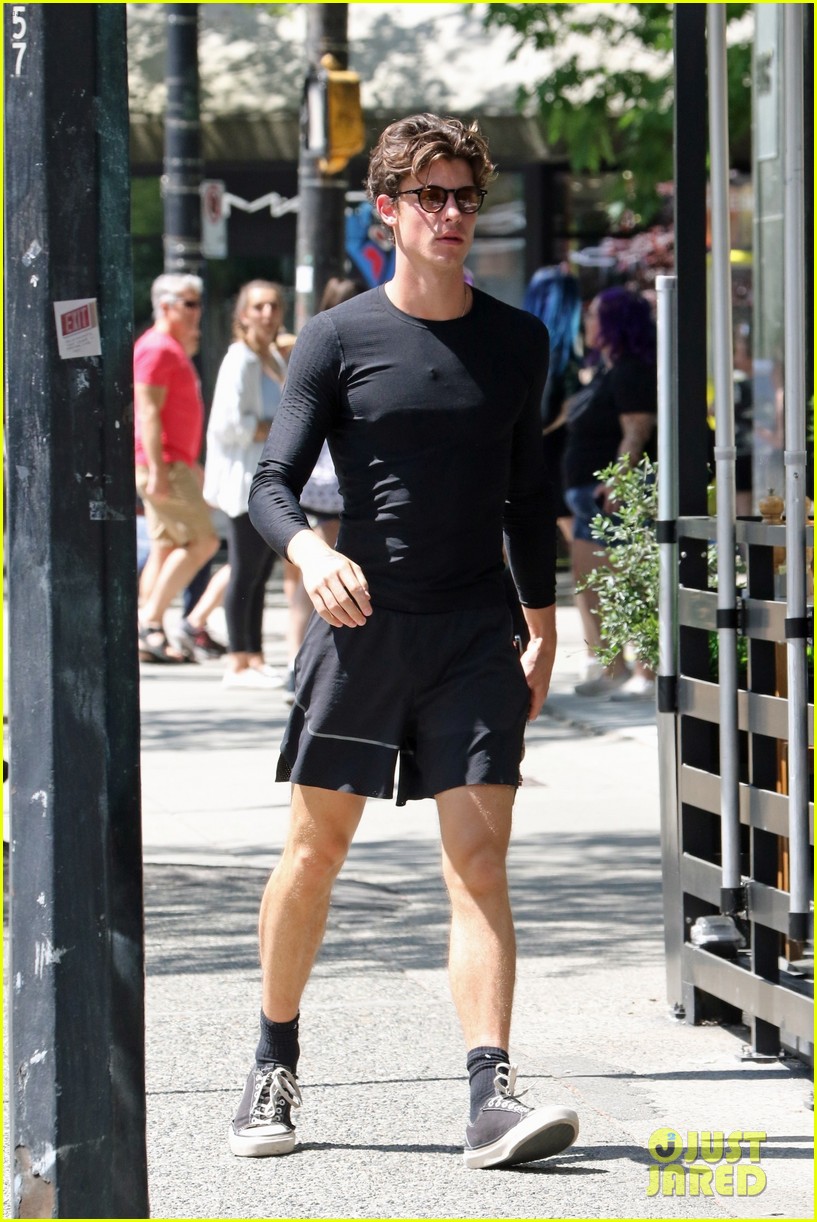 Shawn Mendes Chats on the Phone While Grabbing Breakfast in Vancouver