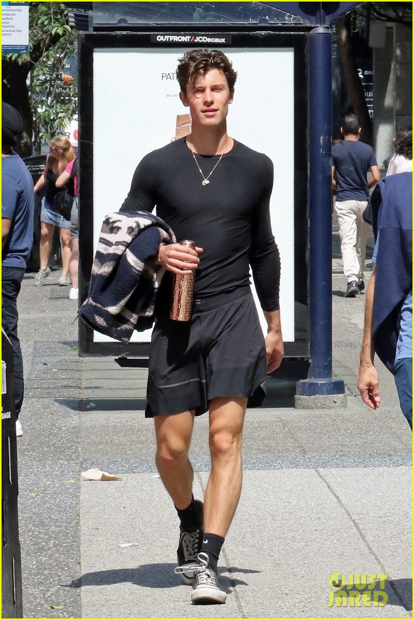 Shawn Mendes Chats on the Phone While Grabbing Breakfast in Vancouver