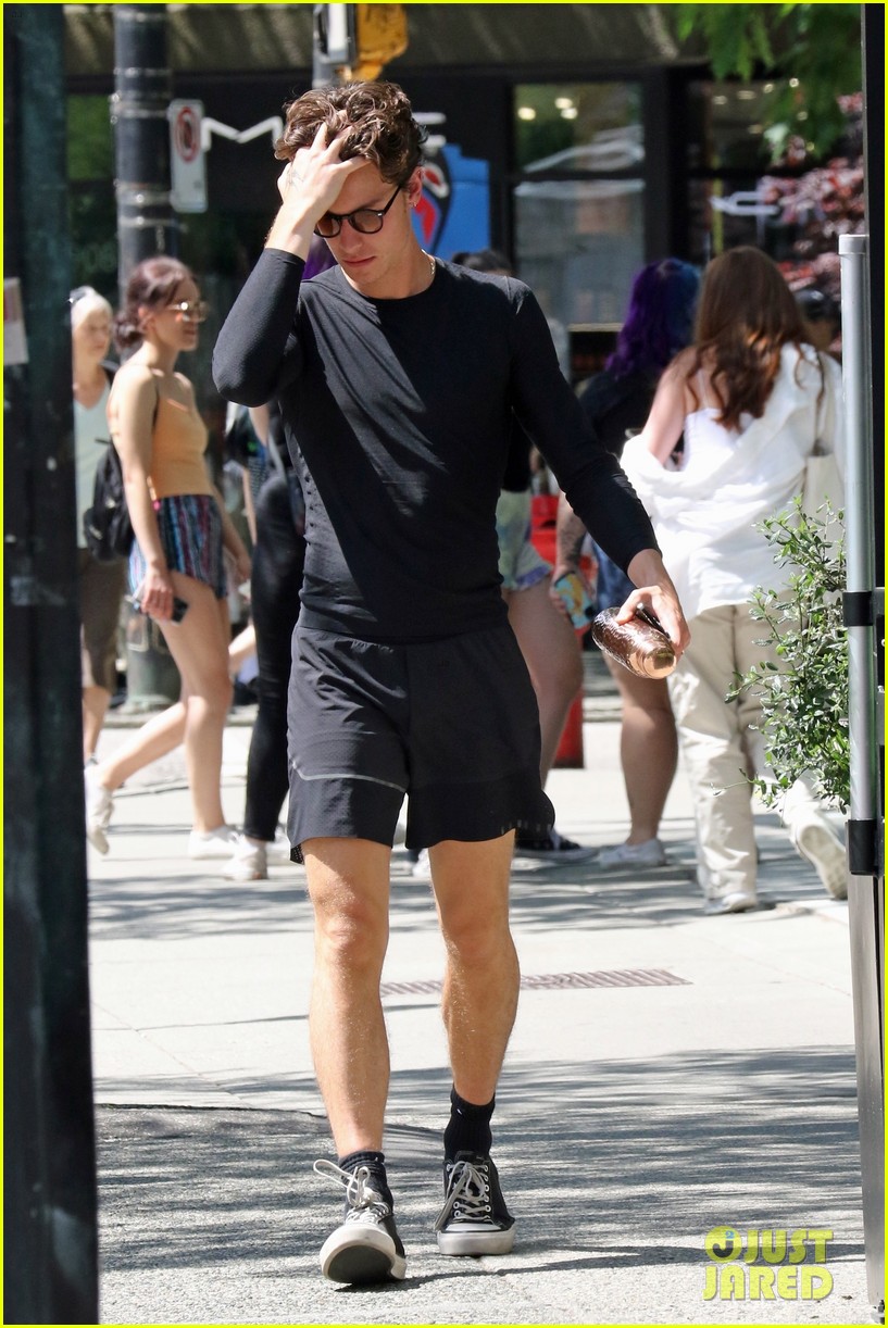 Shawn Mendes Chats on the Phone While Grabbing Breakfast in Vancouver