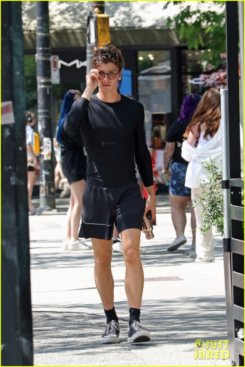 Shawn Mendes Chats on the Phone While Grabbing Breakfast in Vancouver