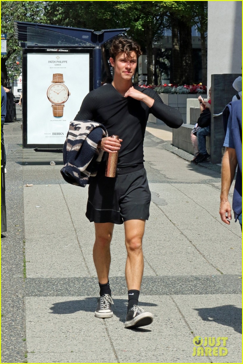 Shawn Mendes Chats on the Phone While Grabbing Breakfast in Vancouver