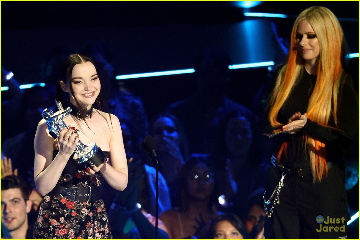 Dove Cameron Dedicates MTV VMAs Best New Artist Win to 'All the Queer Kids'