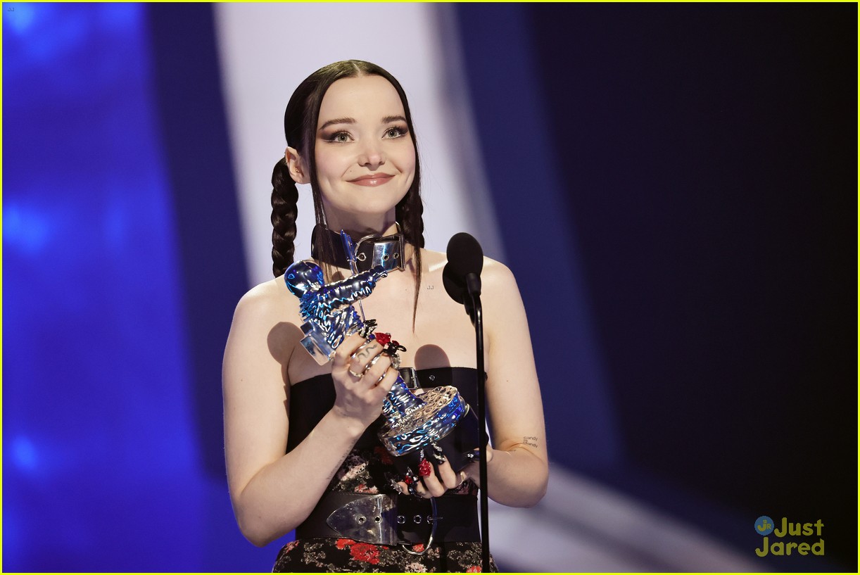 Dove Cameron Dedicates MTV VMAs Best New Artist Win to 'All the Queer Kids'
