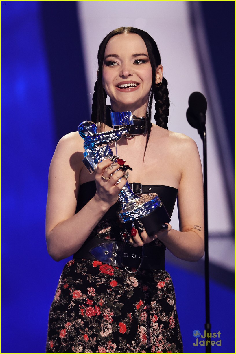 Dove Cameron Dedicates MTV VMAs Best New Artist Win to 'All the Queer Kids'