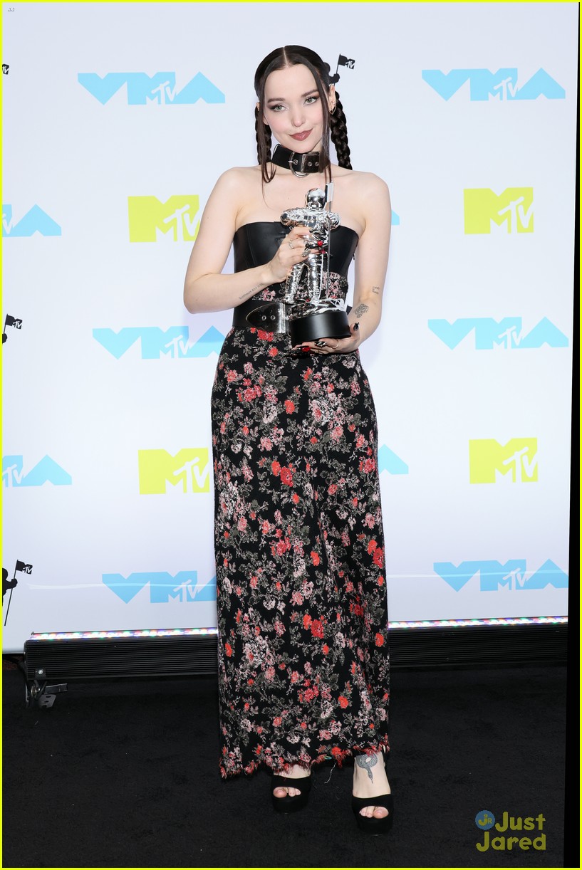 Dove Cameron Dedicates MTV VMAs Best New Artist Win to 'All the Queer Kids'