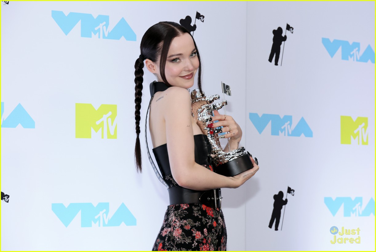 Dove Cameron Dedicates MTV VMAs Best New Artist Win to 'All the Queer Kids'