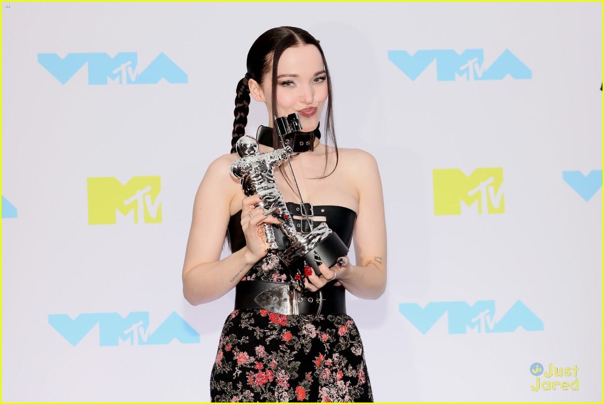 Dove Cameron Dedicates MTV VMAs Best New Artist Win to 'All the Queer Kids'