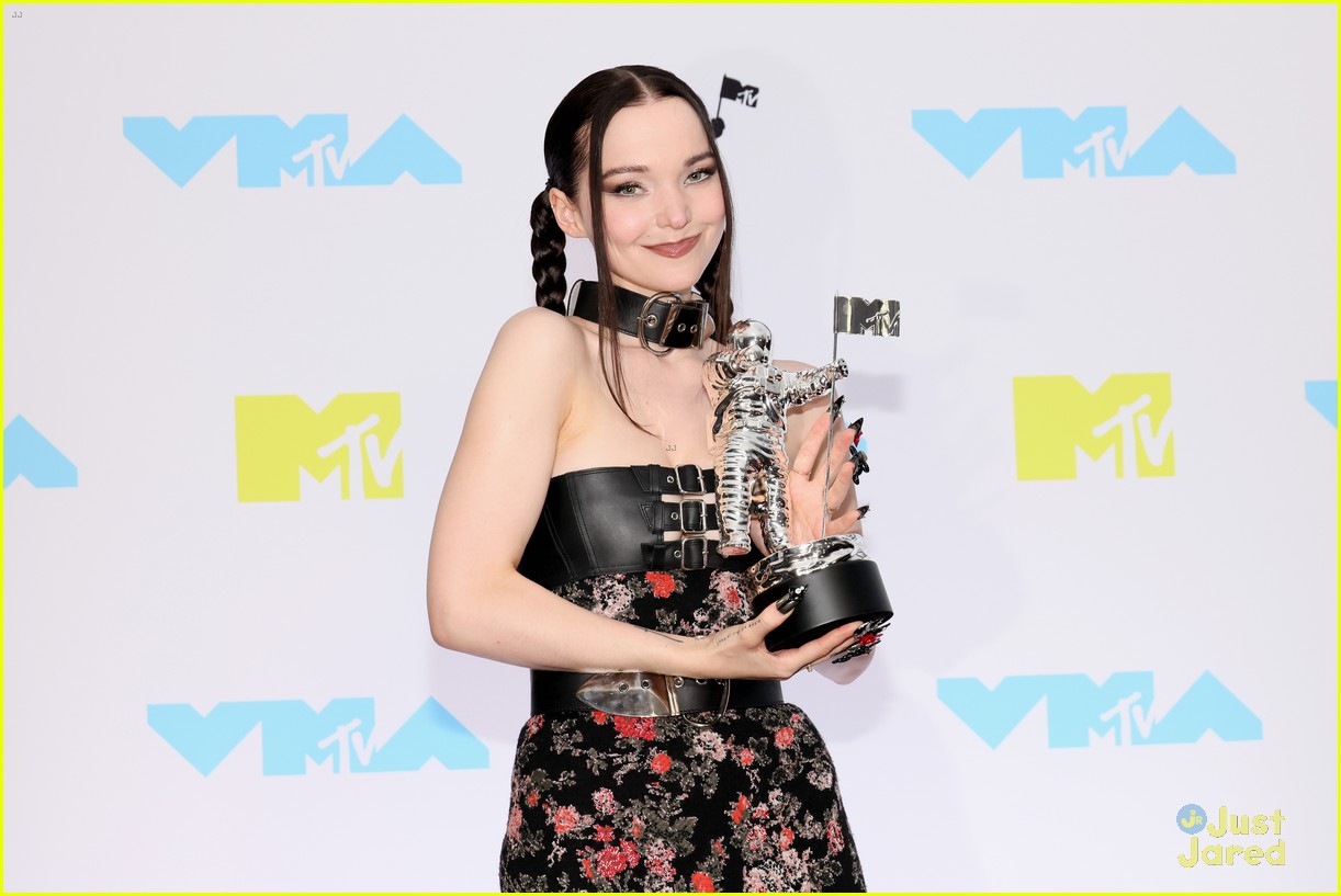 Dove Cameron Dedicates MTV VMAs Best New Artist Win to 'All the Queer Kids'