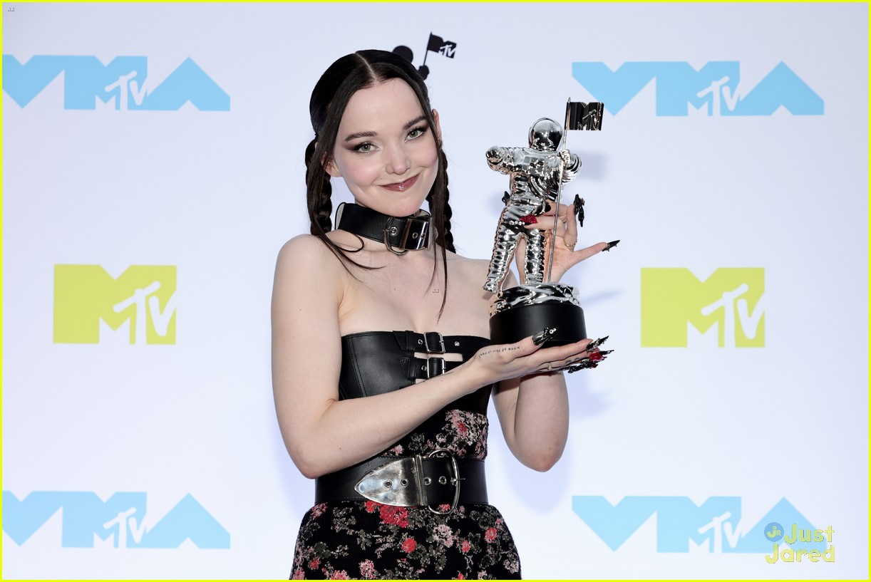 Dove Cameron Dedicates MTV VMAs Best New Artist Win to 'All the Queer Kids'