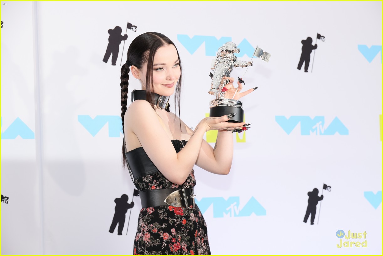 Dove Cameron Dedicates MTV VMAs Best New Artist Win to 'All the Queer Kids'