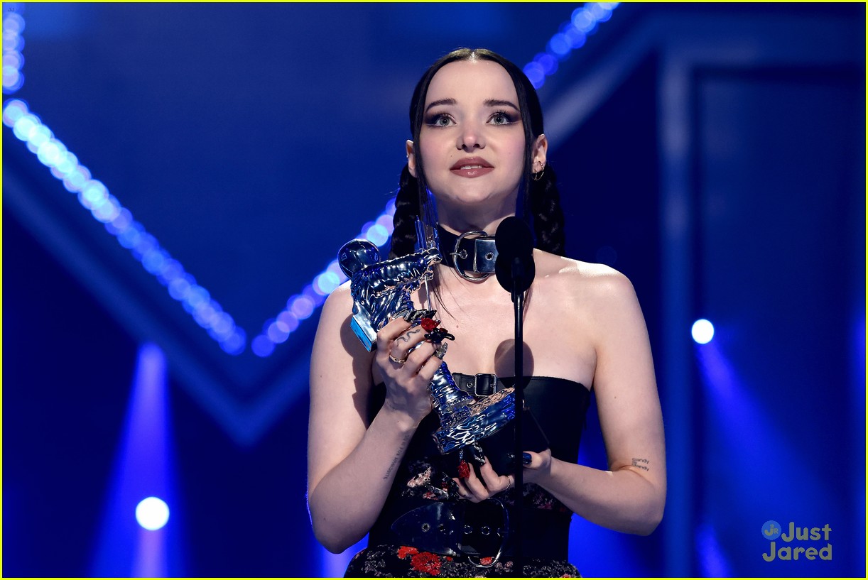 Dove Cameron Dedicates MTV VMAs Best New Artist Win to 'All the Queer Kids'
