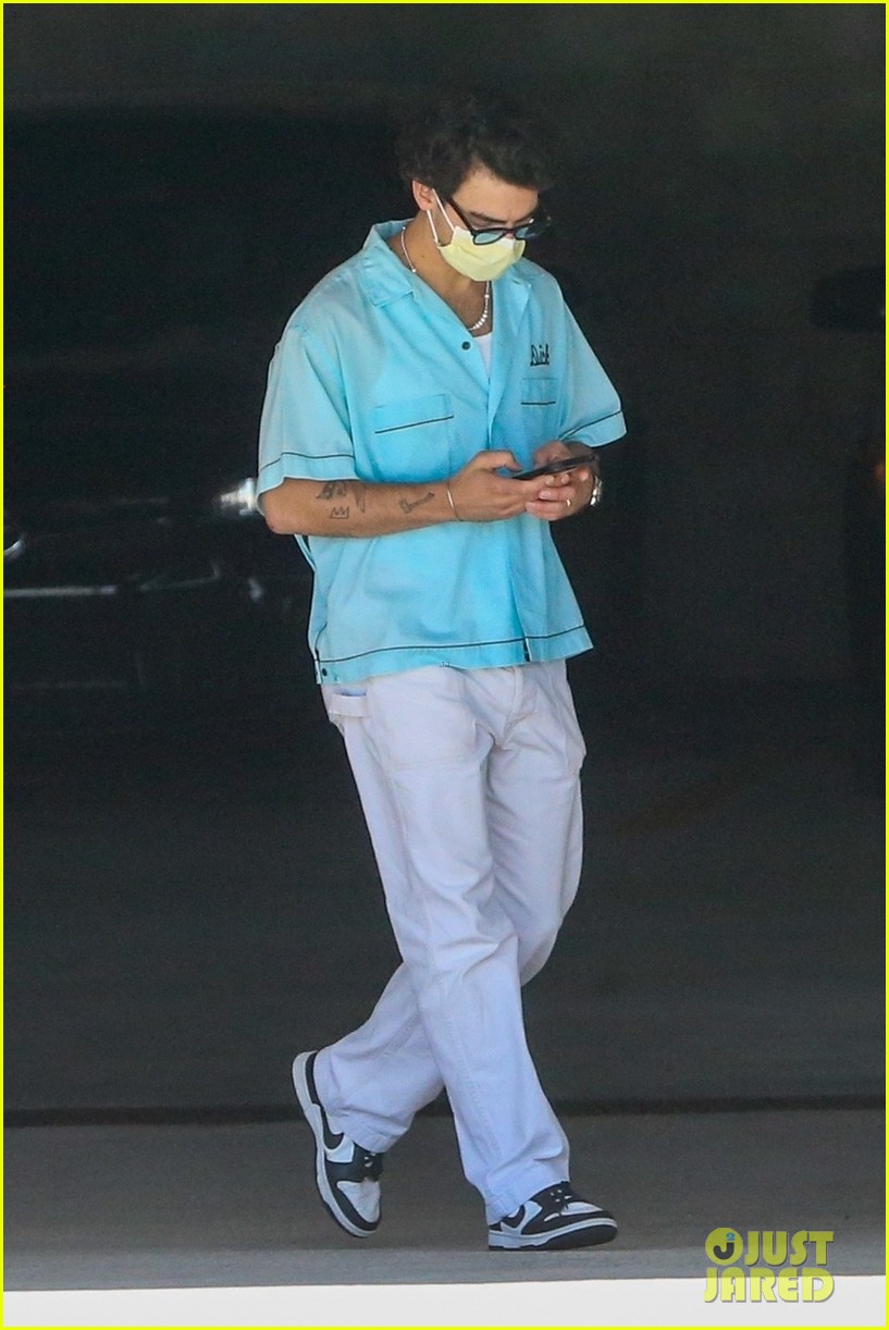Joe Jonas & Sophie Turner Spend the Day Shopping Together in Miami