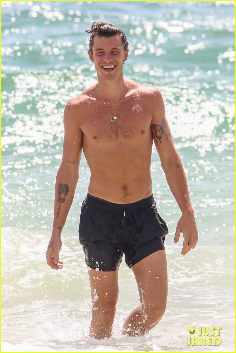 Shawn Mendes Celebrates His 24th Birthday at the Beach in Miami! (Photos)