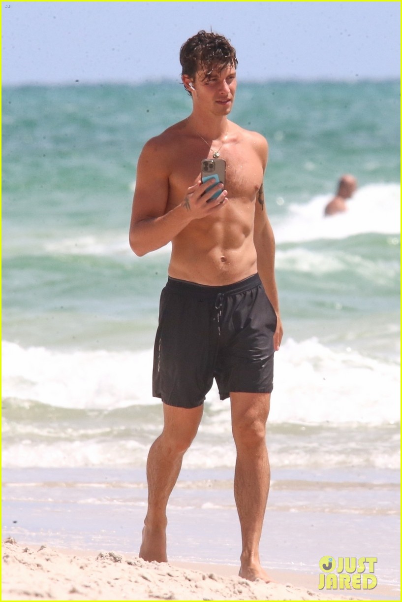 Shawn Mendes Celebrates His 24th Birthday at the Beach in Miami! (Photos)