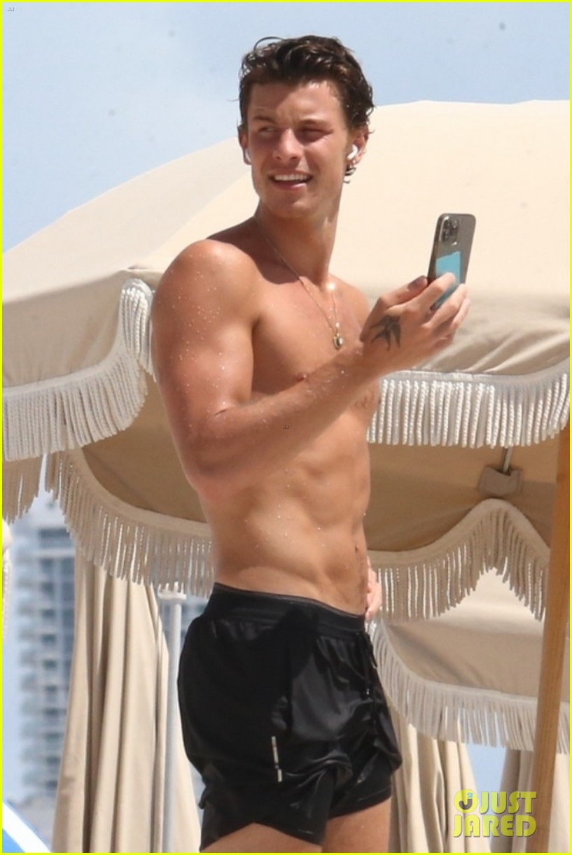Shawn Mendes Celebrates His 24th Birthday at the Beach in Miami! (Photos)