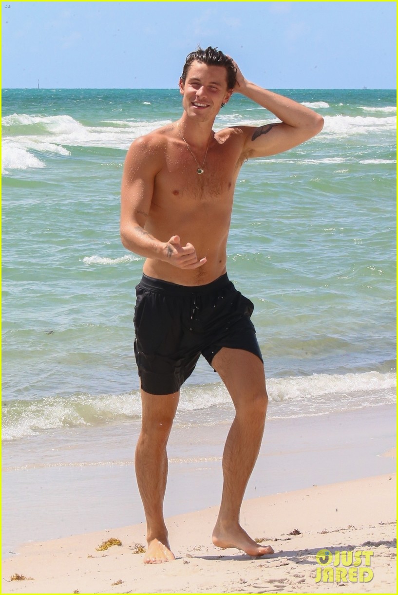 Shawn Mendes Celebrates His 24th Birthday at the Beach in Miami! (Photos)