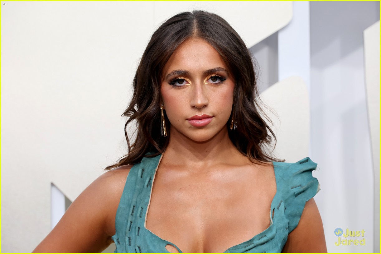 Tate McRae is the Celebrity Correspondent at the MTV VMAs 2022