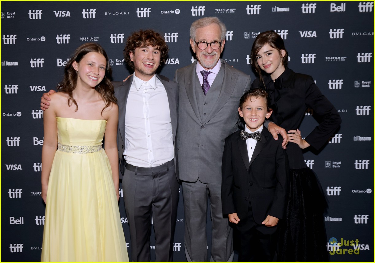 Julia Butters Joins Steven Spielberg & More at 'The Fabelmans' Toronto Premiere, Trailer Debuts Online - Watch Now!