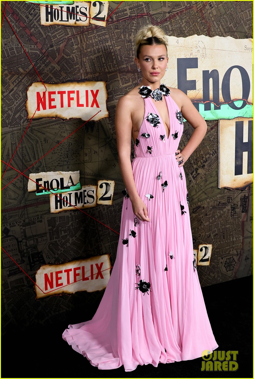 millie bobby brown enola holmes 2 premiere dress Joins Her Boyfriend & Co-Stars at 'Enola 2' Premiere! Dress style:Dress with Bolero colorgrp-42119 Black Satin Pearl-trim Fit