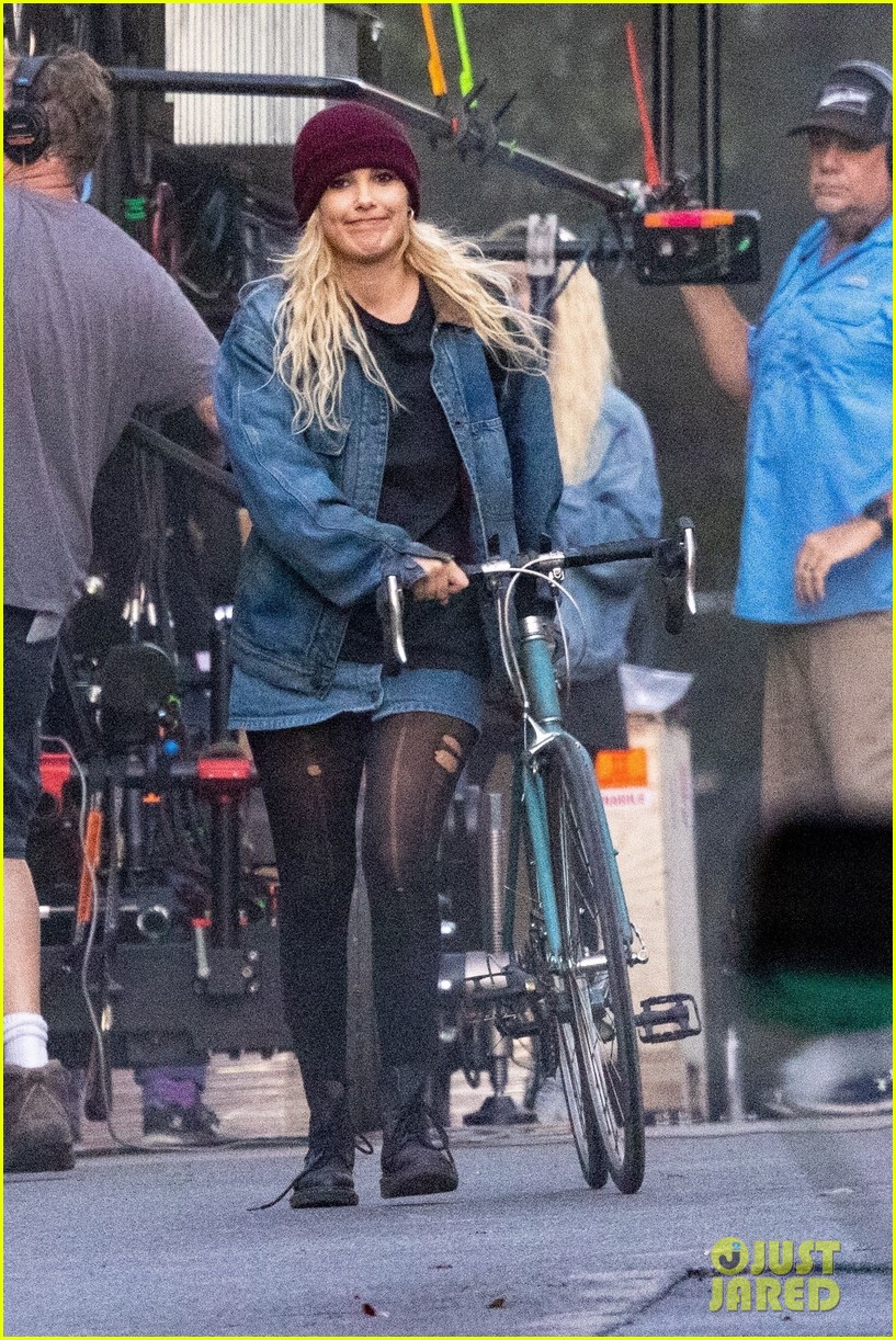 Millie Bobby Brown Spotted on 'The Electric State' Set & Her Boyfriend Was There Too! (Photos)