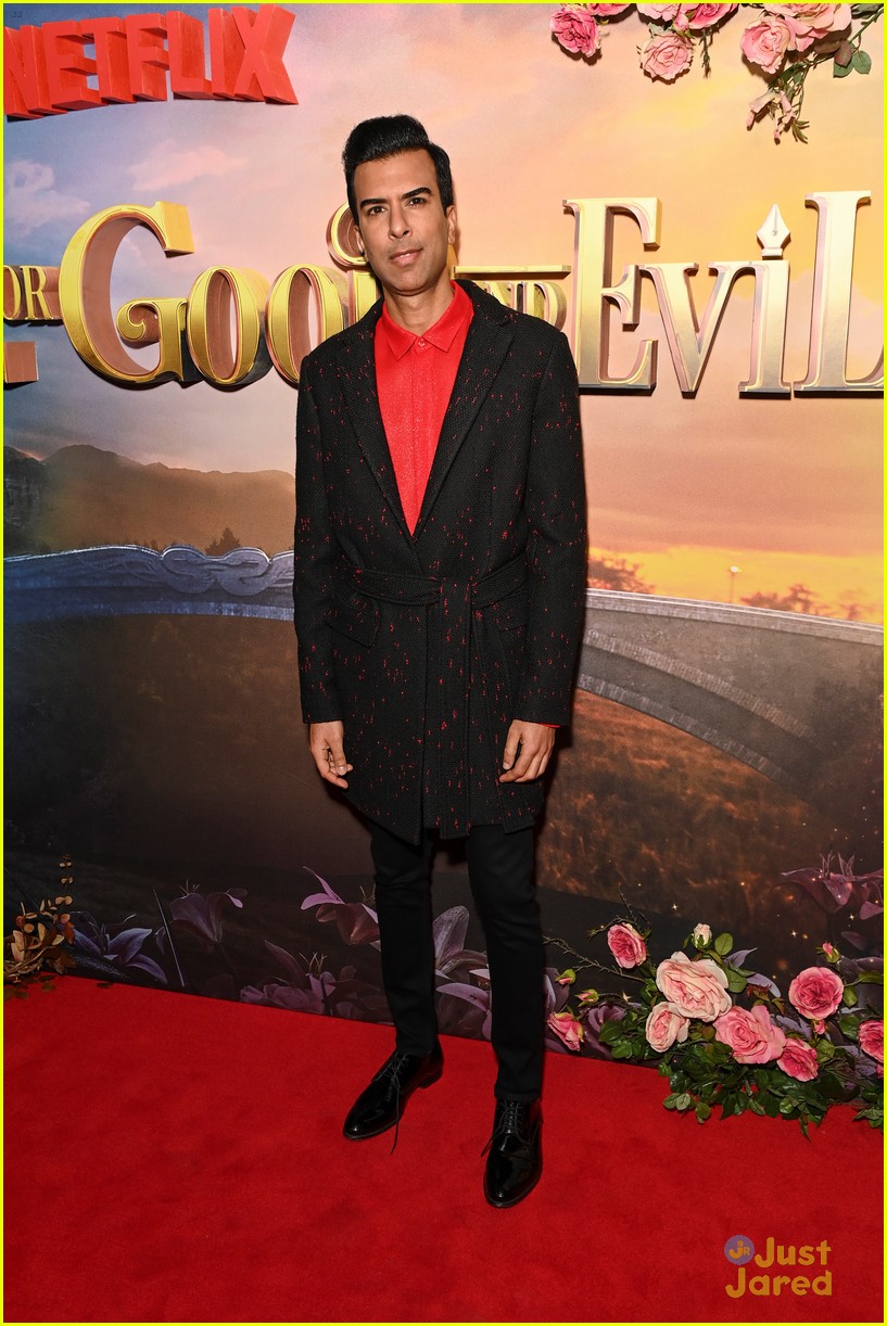 Sofia Wylie Points Out What's On Freya Parks' Dress at 'School For Good & Evil' Premiere