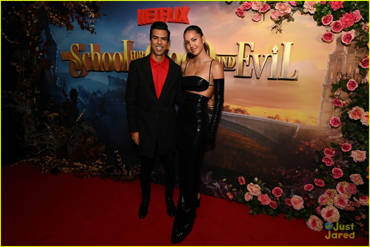 Sofia Wylie Points Out What's On Freya Parks' Dress at 'School For Good & Evil' Premiere
